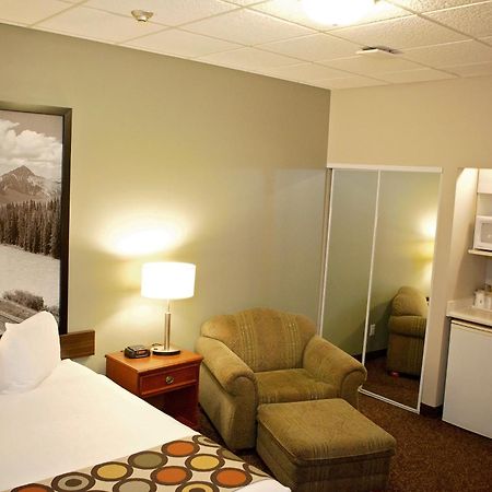 Super 8 By Wyndham Cochrane Otel Dış mekan fotoğraf