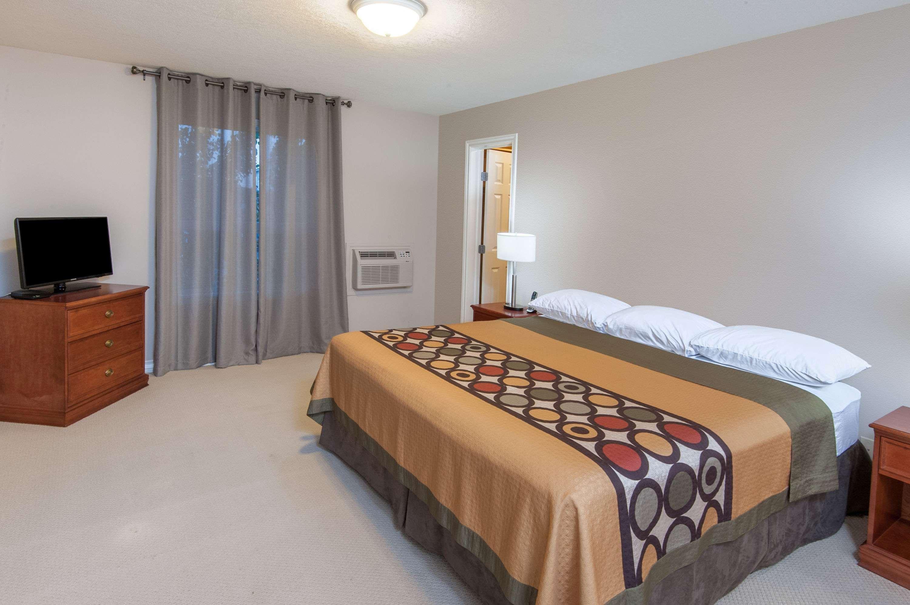 Super 8 By Wyndham Cochrane Otel Dış mekan fotoğraf
