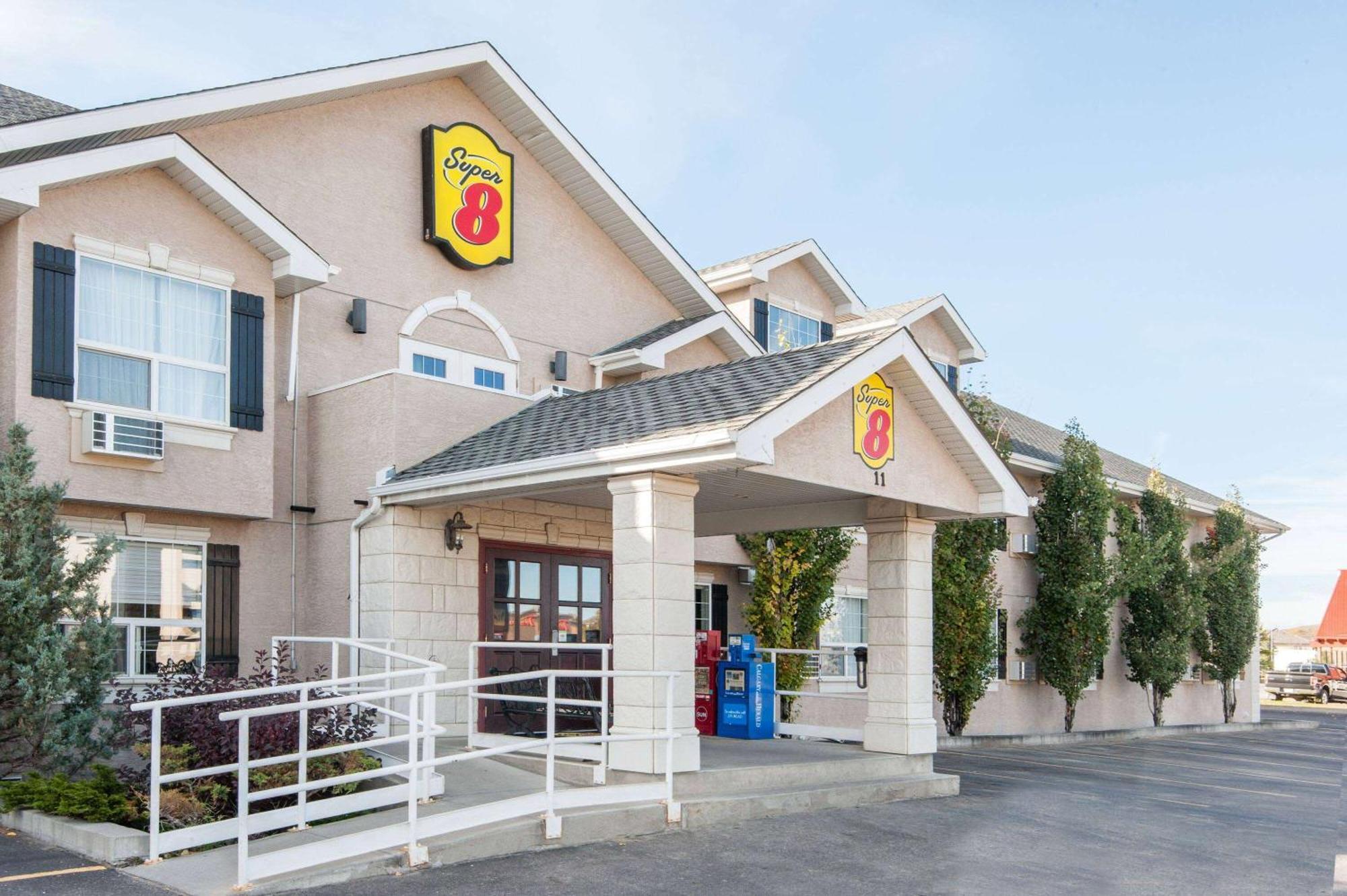 Super 8 By Wyndham Cochrane Otel Dış mekan fotoğraf