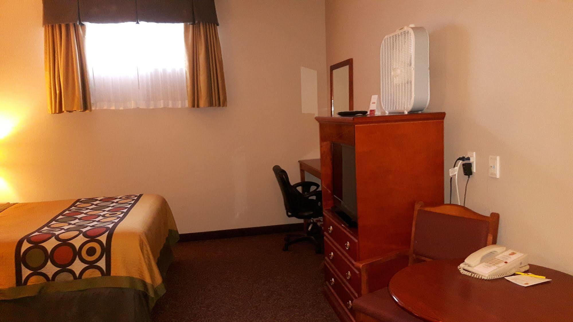 Super 8 By Wyndham Cochrane Otel Dış mekan fotoğraf