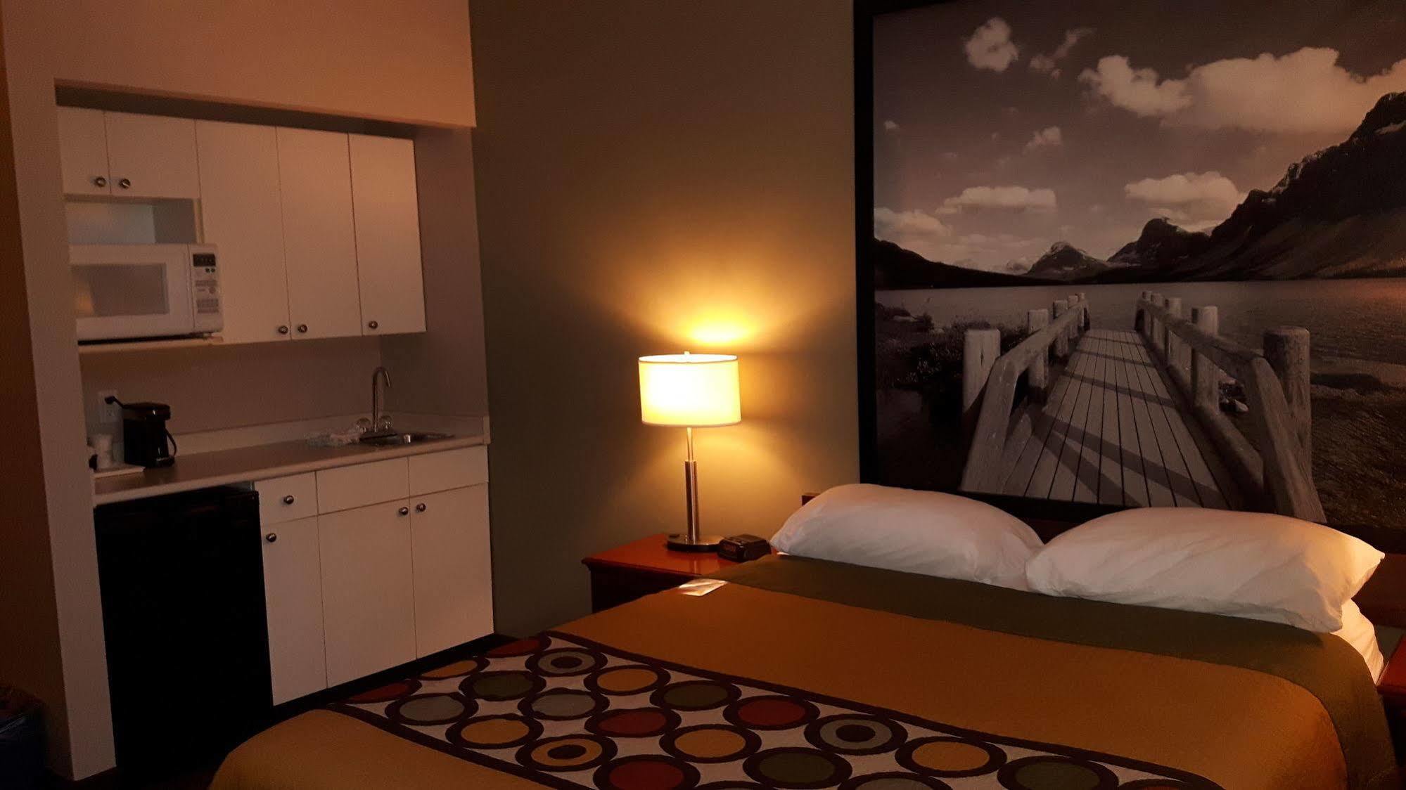Super 8 By Wyndham Cochrane Otel Dış mekan fotoğraf