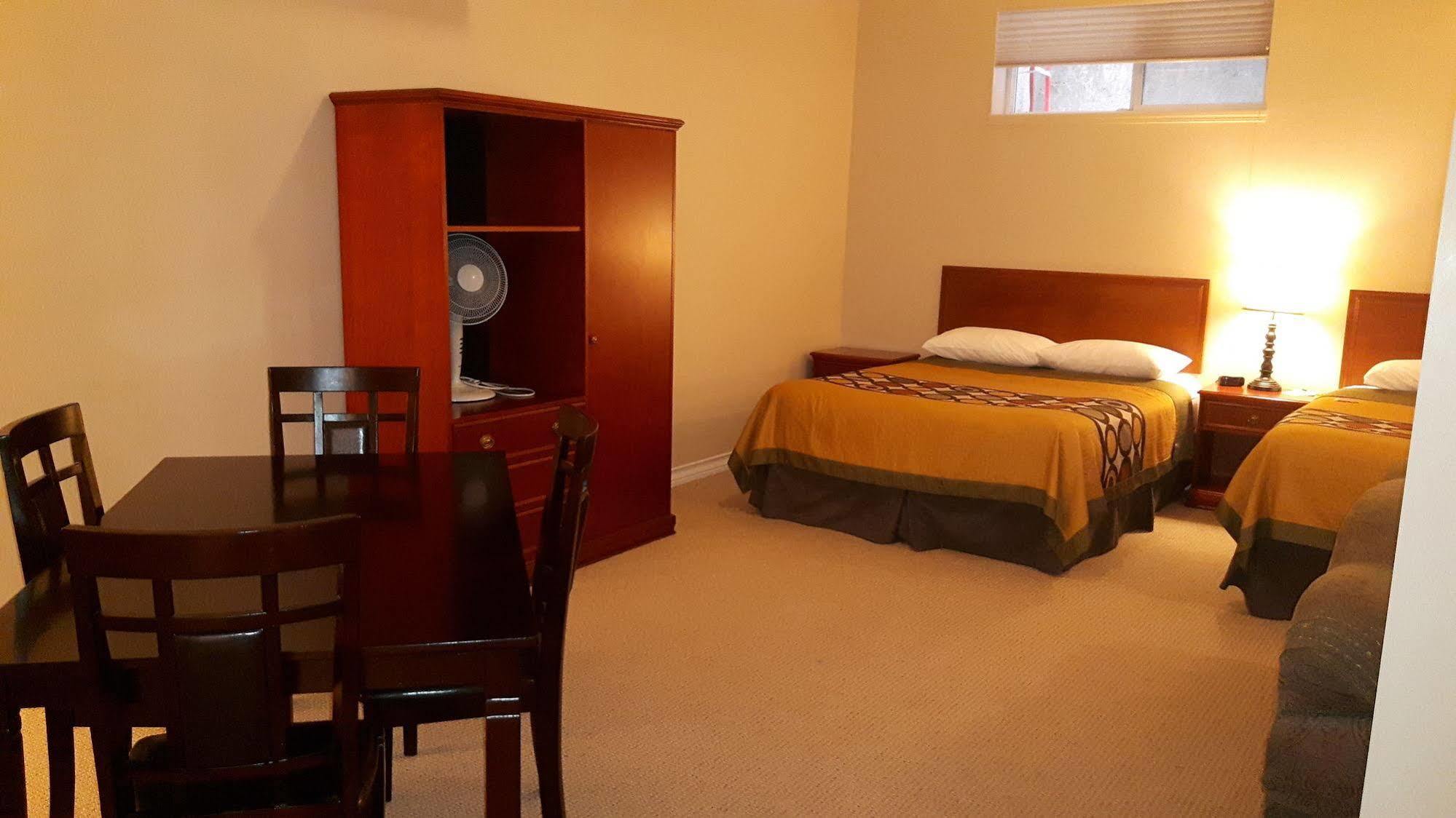 Super 8 By Wyndham Cochrane Otel Dış mekan fotoğraf