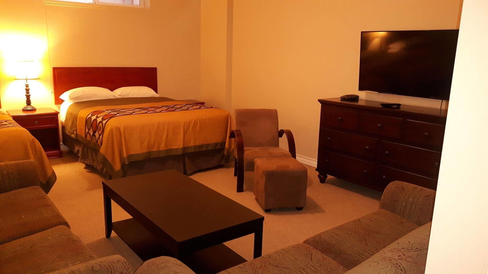 Super 8 By Wyndham Cochrane Otel Dış mekan fotoğraf