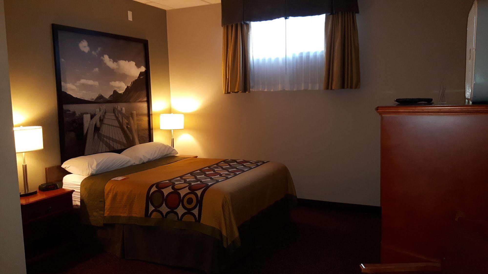 Super 8 By Wyndham Cochrane Otel Dış mekan fotoğraf
